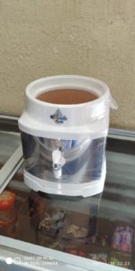 Suporte para galão de água com torneira e cuba de barro Natália Luxus Inox – R$75.00